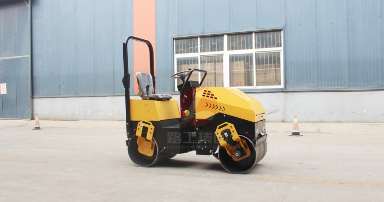 小型壓路機的詳細操作規(guī)程、技巧